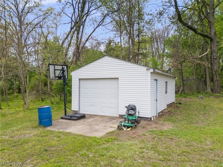 671 Fairview Avenue, Barberton, OH - Photo 2
