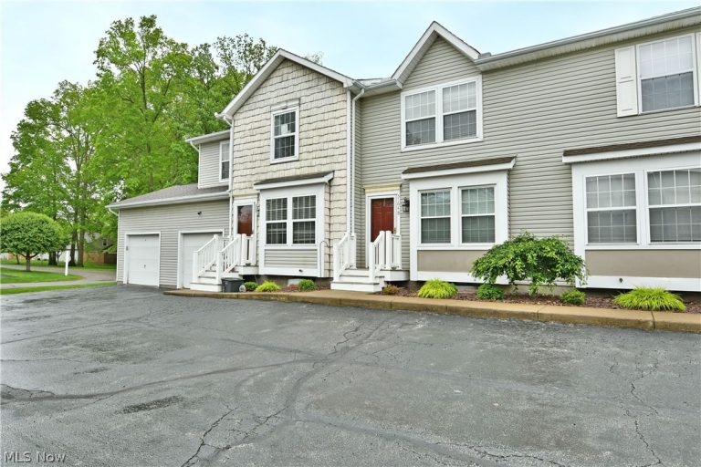 3164 Deer Trail #B, Cortland, OH - Photo 2