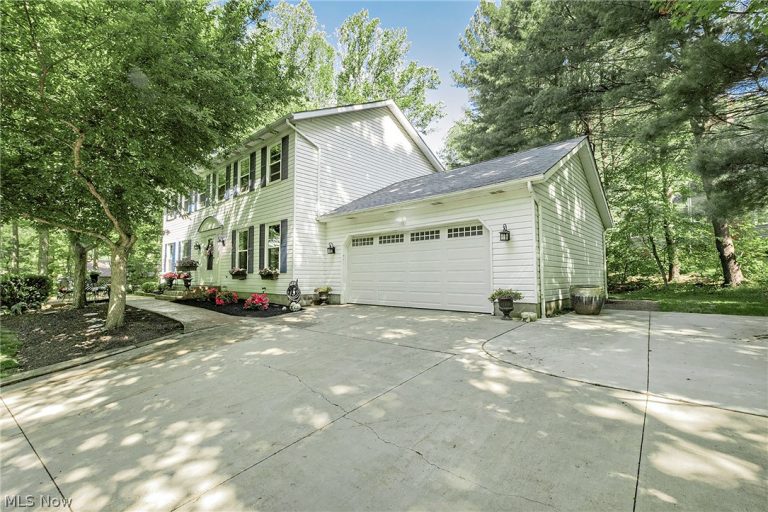 8290 Pine Creek Court, Chagrin Falls, OH - Photo 2