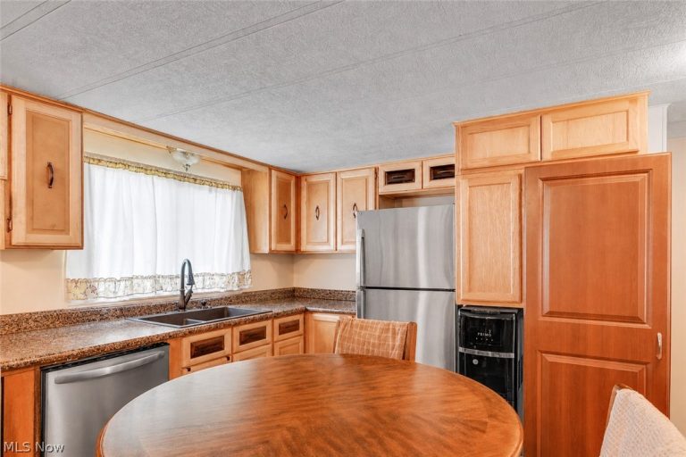 171 Brook Drive, Brookfield, OH - Photo 4