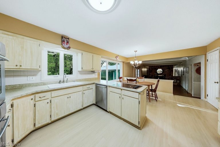 6982 Carol Drive, Independence, OH - Photo 8