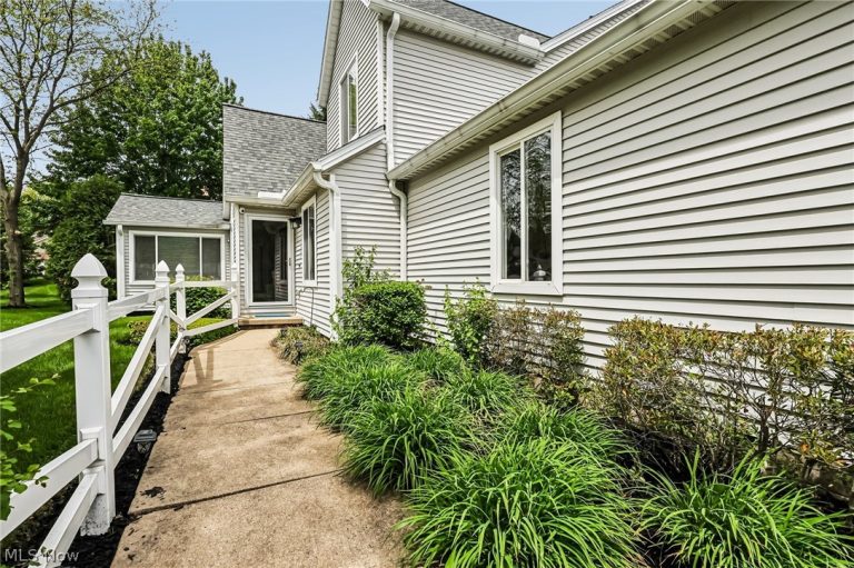 566 Queens Court, Copley, OH - Photo 3