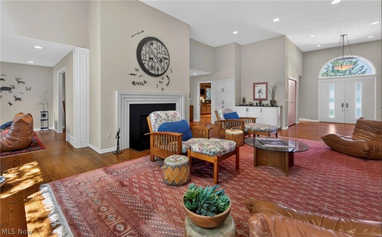 10 Longmeadow Lane, Beachwood, OH - Photo 2