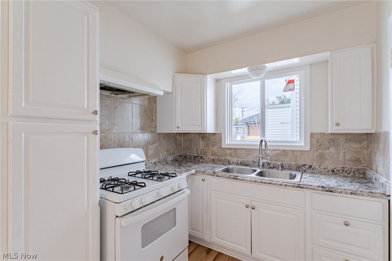 10800 Vernon Avenue, Garfield Heights, OH - Photo 6