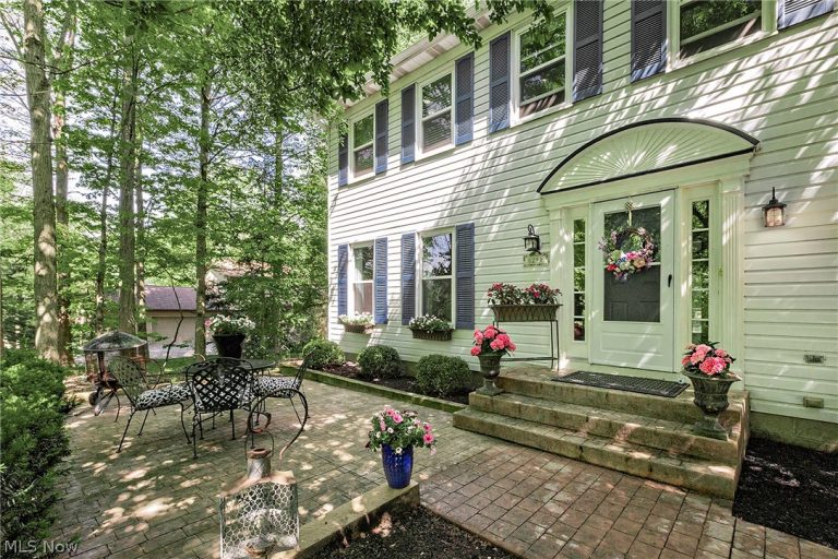 8290 Pine Creek Court, Chagrin Falls, OH - Photo 3