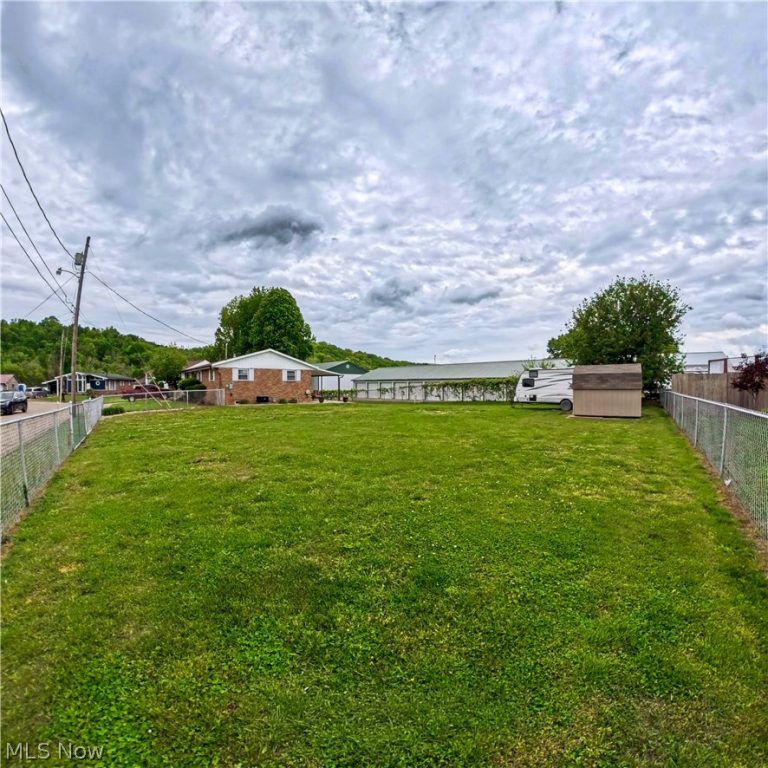 708 Circle Drive, Belpre, OH - Photo 4