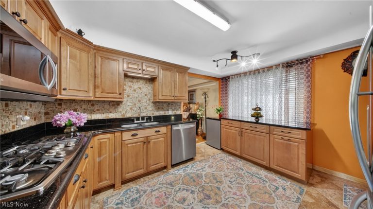 6649 Maplehurst Road, North Olmsted, OH - Photo 8