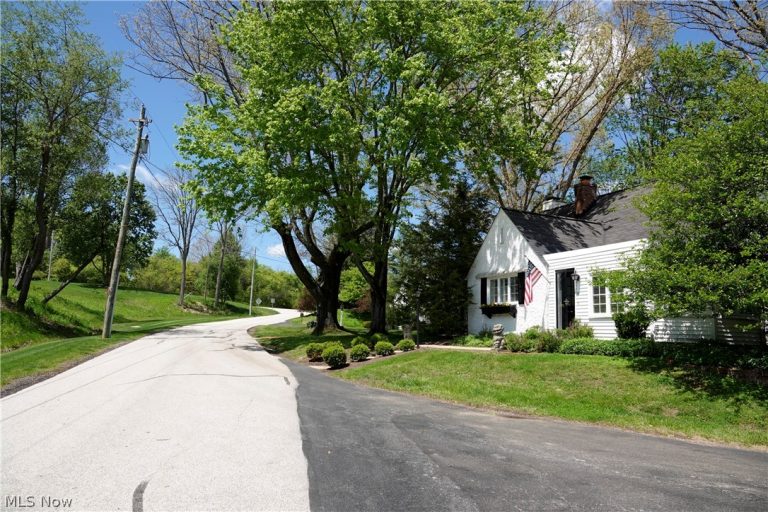 14661 Hillbrook Lane #4, Chagrin Falls, OH - Photo 3