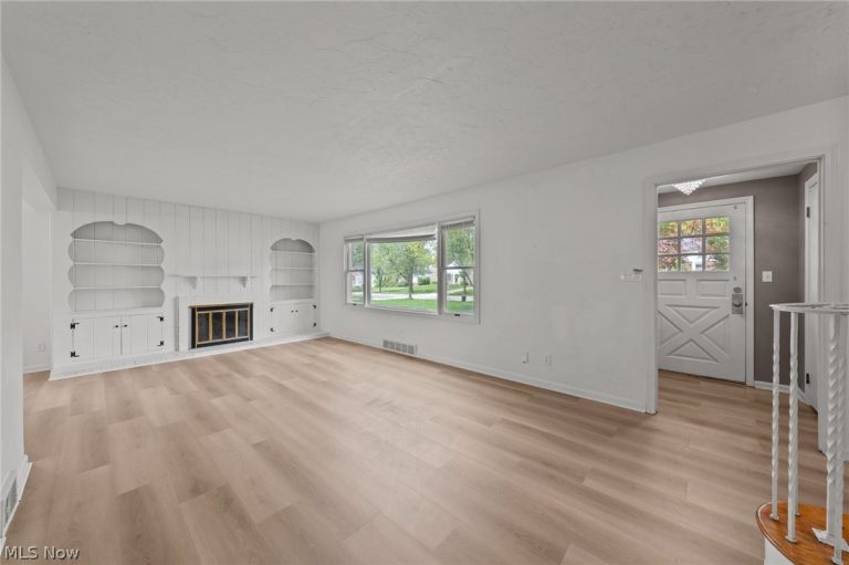 21204 Halworth Road, Beachwood, OH - Photo 5