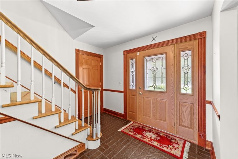 8730 Bainbridge Road, Chagrin Falls, OH - Photo 2