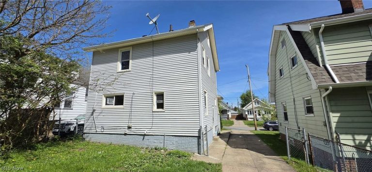 3005 Hillcrest Avenue, Cleveland, OH - Photo 2