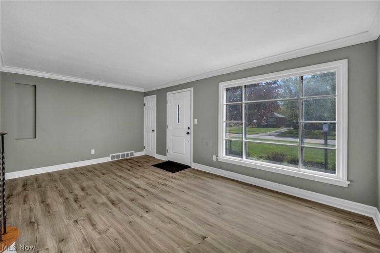 7198 Greenleaf Avenue, Parma, OH - Photo 6