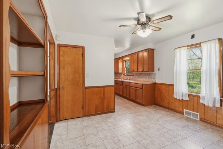 125 Meadowlane Road, Seven Hills, OH - Photo 8