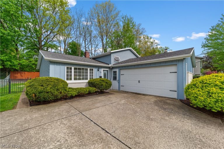 176 Pinewood Drive, Elyria, OH - Photo 2