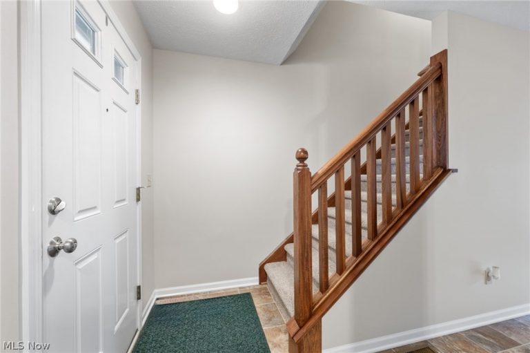 342 Angela Lane, Avon Lake, OH - Photo 2