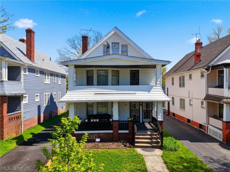 829 Helmsdale Road, Cleveland Heights, OH, 44112