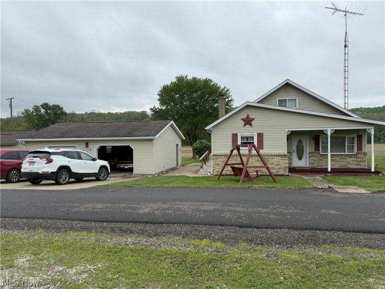 10083 Stillwater Road, Uhrichsville, OH - Photo 2