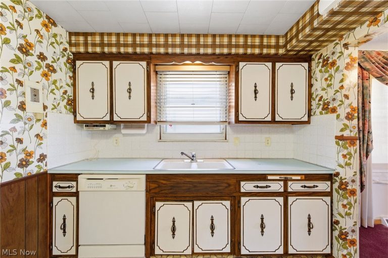 8230 Reed Avenue, Garfield Heights, OH - Photo 2