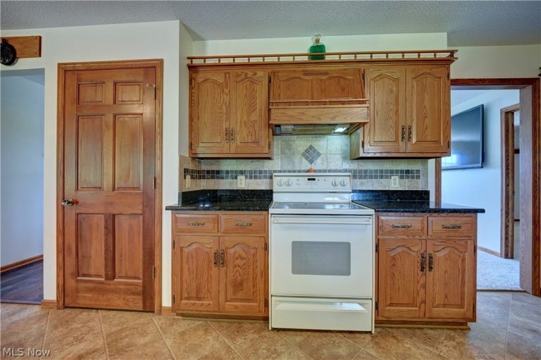 883 Basel Street, Sugarcreek, OH - Photo 8
