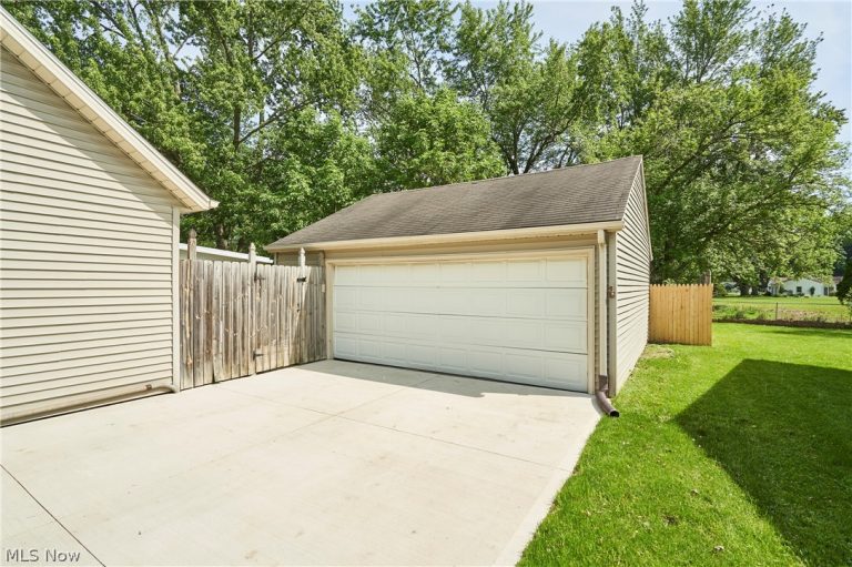 231 College Park Drive, Elyria, OH - Photo 3