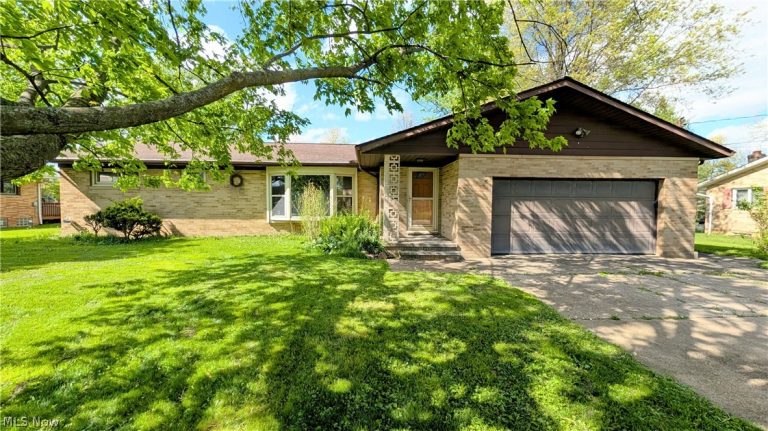 12802 Gardenside Drive, North Royalton, OH - Photo 2