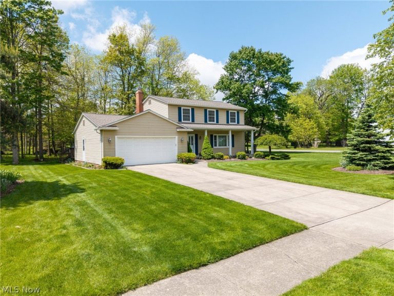 8152 Twin Oaks Drive, Broadview Heights, OH - Photo 2