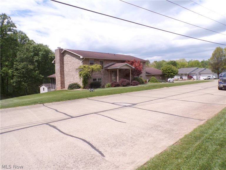 63 Lynn Drive, Williamstown, WV - Photo 3