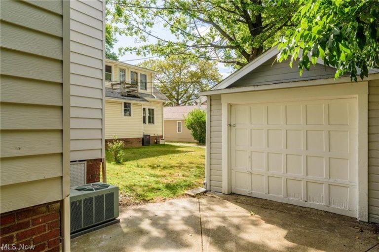 18119 Lake Shore Boulevard, Cleveland, OH - Photo 4