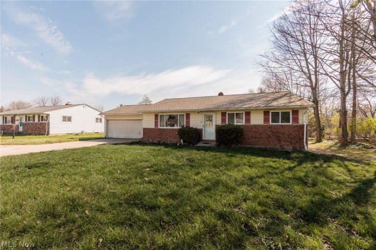 19157 Howe Road, Strongsville, OH - Photo 2