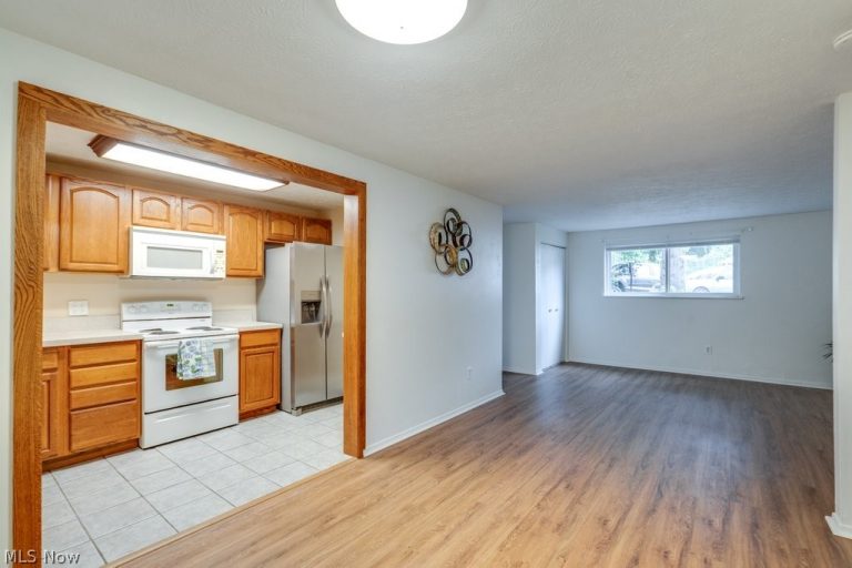 216 Moore Road #4M, Avon Lake, OH - Photo 8