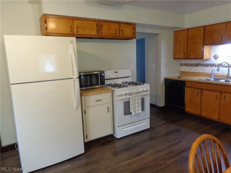 3303 Akins Road, North Royalton, OH - Photo 6