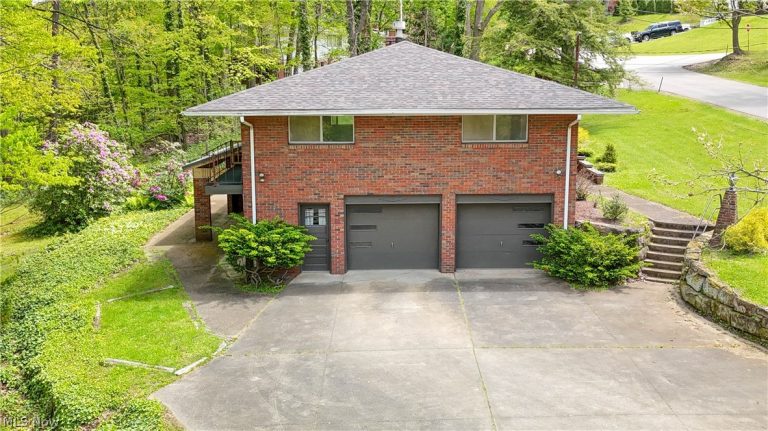 1050 Park Circle, Girard, OH - Photo 3