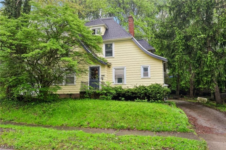 3590 Woodridge Road, Cleveland Heights, OH, 44121