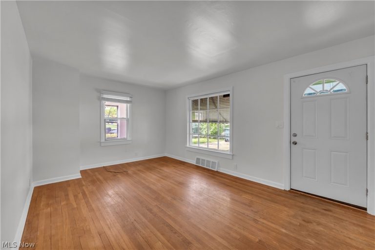 5581 Saxon Drive, Garfield Heights, OH - Photo 4