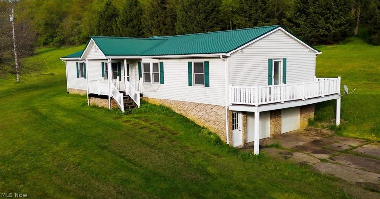 6878 Veterans Boulevard, Chester, WV - Photo 3