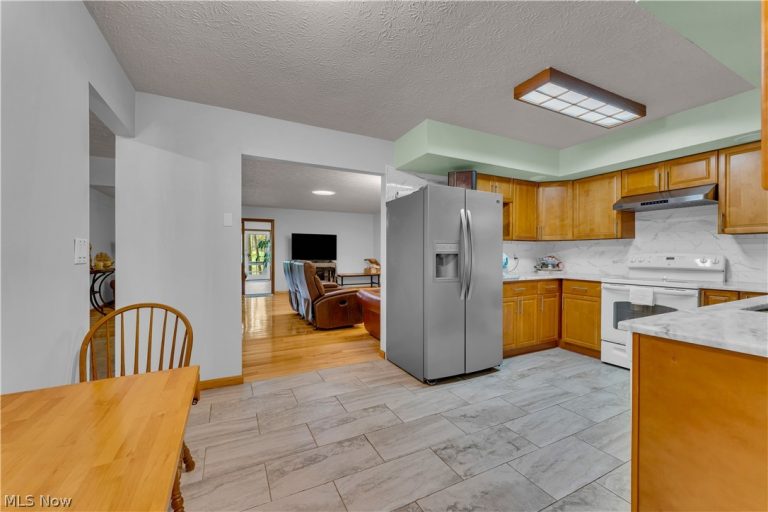 306 Colonial Drive, Cortland, OH - Photo 6