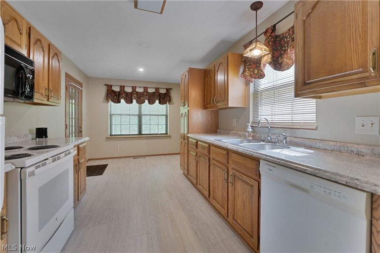 1341 Fox Run Drive, Youngstown, OH - Photo 2
