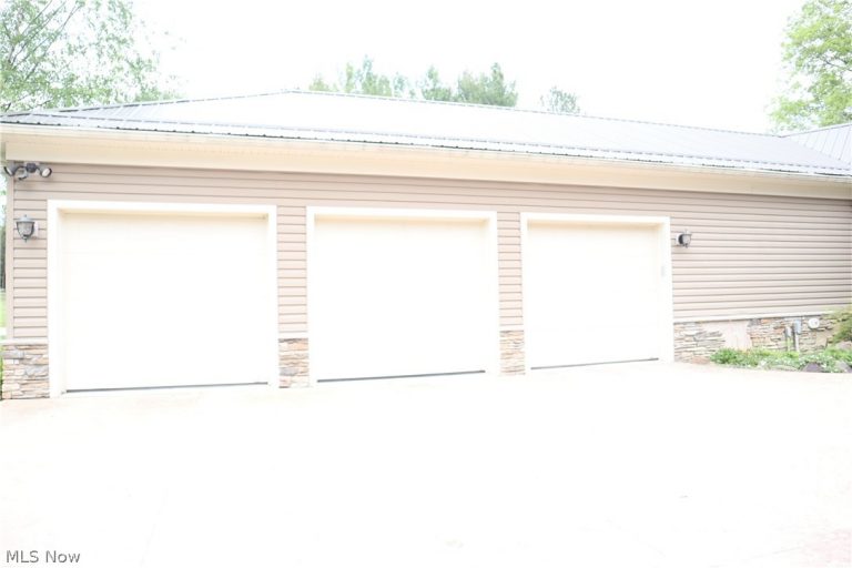 7509 Girdle Road, West Farmington, OH - Photo 2