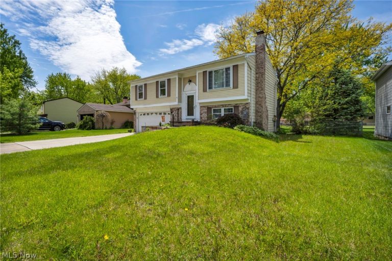 8600 Brentwood Drive, Olmsted Twp, OH - Photo 3
