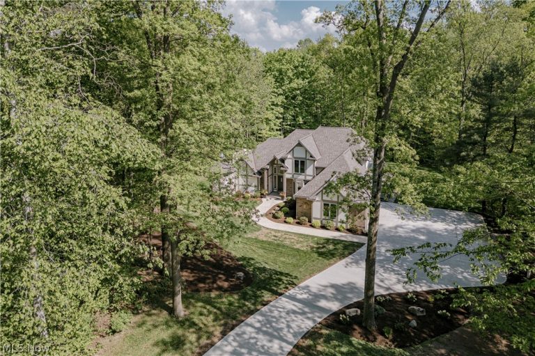 11251 Lake Forest Drive, Chesterland, OH - Photo 4