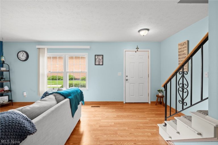 6962 Parkway Drive, Middleburg Heights, OH - Photo 3