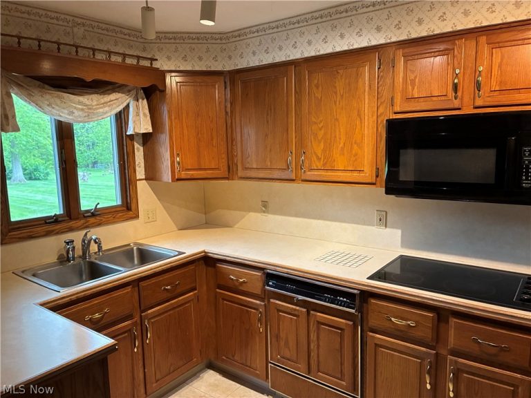 2007 Silver Fox Lane, Warren, OH - Photo 2