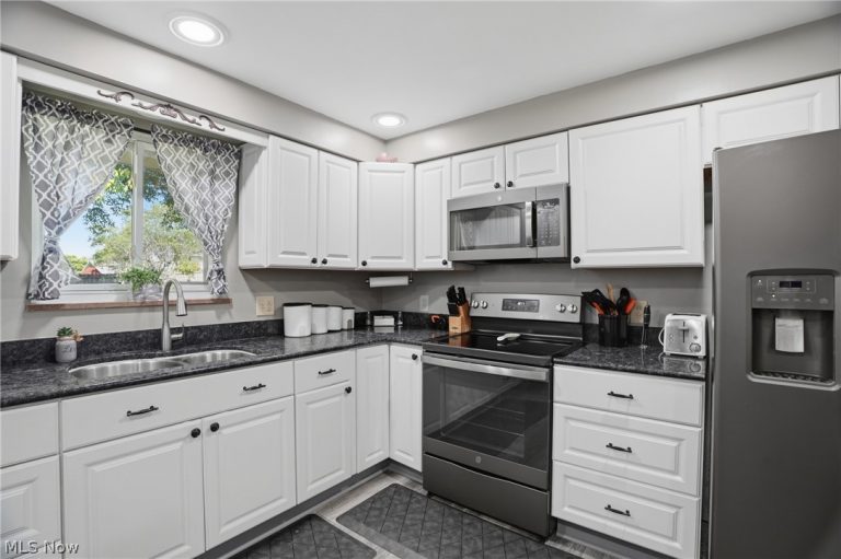 803 Westview Drive, Belpre, OH - Photo 3