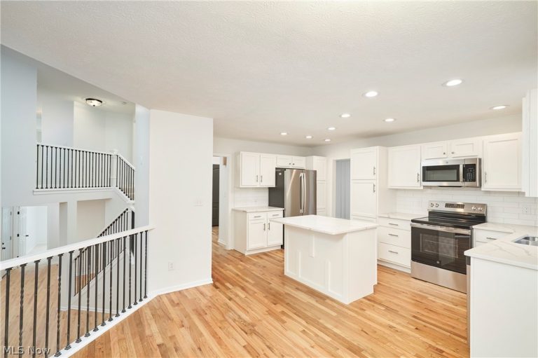 718 Stonecliff Drive, Akron, OH - Photo 3