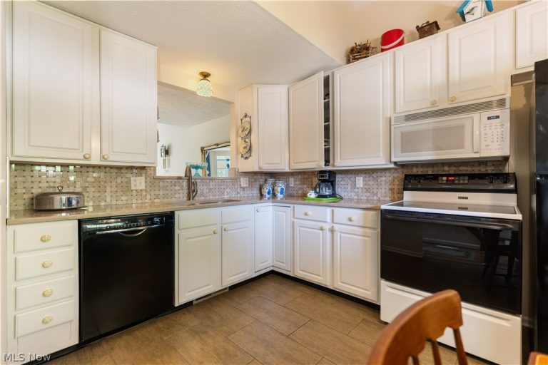1702 Southpointe Circle, Canton, OH - Photo 2