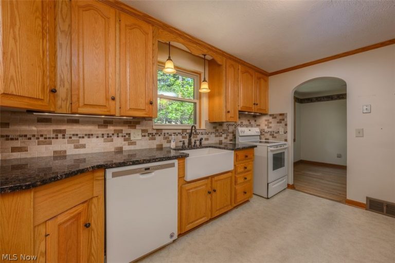 905 Pineview Avenue, North Canton, OH - Photo 6