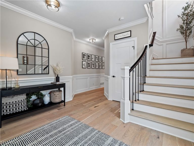 519 Kenilworth Road, Bay Village, OH - Photo 2