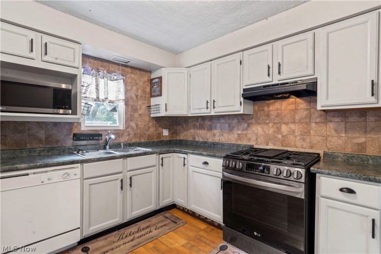 986 Keefer Road, Girard, OH - Photo 5