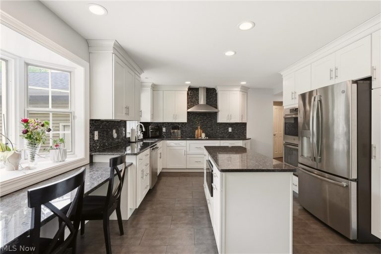26901 Woodland Road, Beachwood, OH - Photo 8