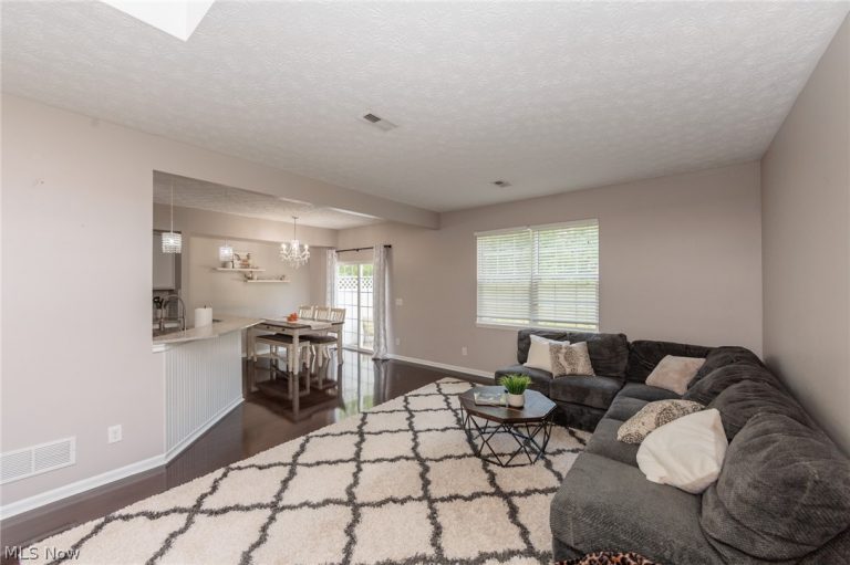 29049 Pembrooke Boulevard, Olmsted Twp, OH - Photo 4
